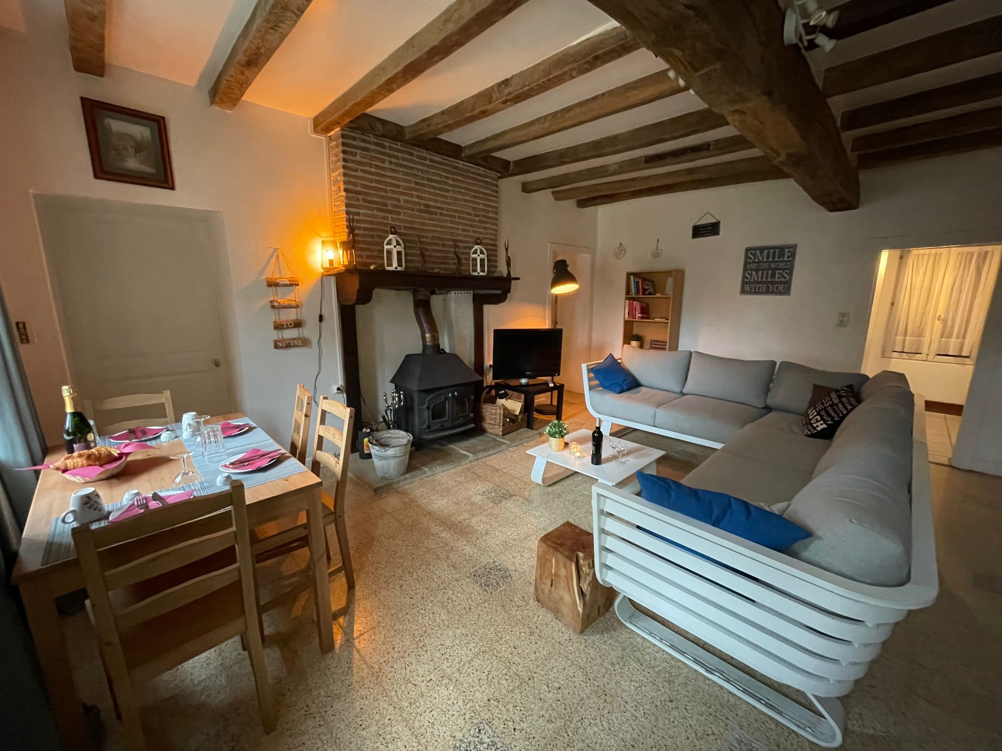 Woonkamer met houtkachel en zithoek